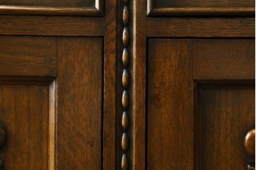 イギリスアンティーク　オーク材　凝ったデザインが目を引く小振りなサイドボード　(R-072588)