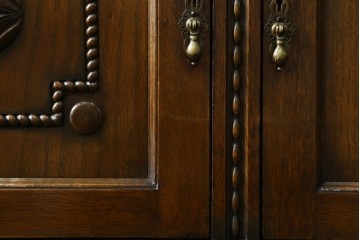 イギリスアンティーク　オーク材　凝ったデザインが目を引く小振りなサイドボード　(R-072588)