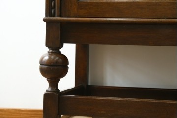 イギリスアンティーク　オーク材　凝ったデザインが目を引く小振りなサイドボード　(R-072588)