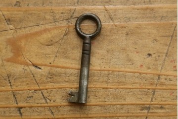 イギリスアンティーク　オーク材　凝ったデザインが目を引く小振りなサイドボード　(R-072588)