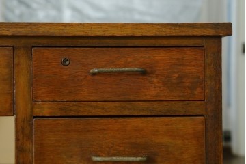 和製アンティーク　希少サイズ!!　薄型　楢(ナラ)材　ノスタルジックな雰囲気漂う片袖机　(R-072589)