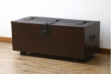 アジアンアンティーク　李朝家具　松材　存在感ある金具と深い色合いが美しい大きなトンケ(銭箱、バンダチ、半閉櫃、収納箱、時代箪笥、李朝箪笥、センターテーブル、ローテーブル、店舗什器)(R-072590)
