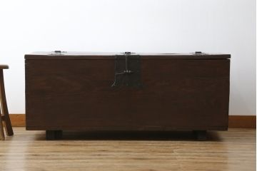 アジアンアンティーク　李朝家具　松材　存在感ある金具と深い色合いが美しい大きなトンケ(銭箱、バンダチ、半閉櫃、収納箱、時代箪笥、李朝箪笥、センターテーブル、ローテーブル、店舗什器)(R-072590)