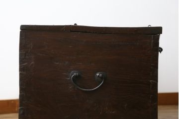 アジアンアンティーク　李朝家具　松材　存在感ある金具と深い色合いが美しい大きなトンケ(銭箱、バンダチ、半閉櫃、収納箱、時代箪笥、李朝箪笥、センターテーブル、ローテーブル、店舗什器)(R-072590)