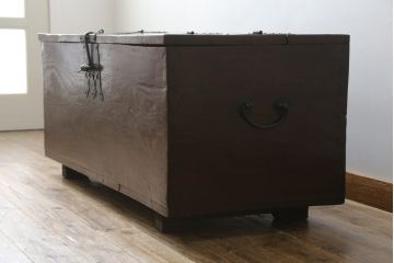 アジアンアンティーク　李朝家具　松材　存在感ある金具と深い色合いが美しい大きなトンケ(銭箱、バンダチ、半閉櫃、収納箱、時代箪笥、李朝箪笥、センターテーブル、ローテーブル、店舗什器)(R-072590)