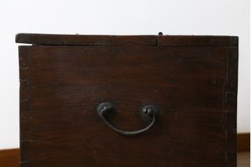 アジアンアンティーク　李朝家具　松材　存在感ある金具と深い色合いが美しい大きなトンケ(銭箱、バンダチ、半閉櫃、収納箱、時代箪笥、李朝箪笥、センターテーブル、ローテーブル、店舗什器)(R-072590)