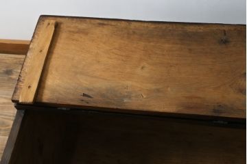 アジアンアンティーク　李朝家具　松材　存在感ある金具と深い色合いが美しい大きなトンケ(銭箱、バンダチ、半閉櫃、収納箱、時代箪笥、李朝箪笥、センターテーブル、ローテーブル、店舗什器)(R-072590)