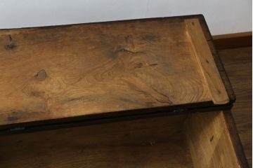 アジアンアンティーク　李朝家具　松材　存在感ある金具と深い色合いが美しい大きなトンケ(銭箱、バンダチ、半閉櫃、収納箱、時代箪笥、李朝箪笥、センターテーブル、ローテーブル、店舗什器)(R-072590)