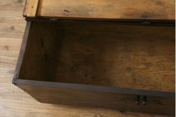 アジアンアンティーク　李朝家具　松材　存在感ある金具と深い色合いが美しい大きなトンケ(銭箱、バンダチ、半閉櫃、収納箱、時代箪笥、李朝箪笥、センターテーブル、ローテーブル、店舗什器)(R-072590)