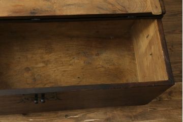 アジアンアンティーク　李朝家具　松材　存在感ある金具と深い色合いが美しい大きなトンケ(銭箱、バンダチ、半閉櫃、収納箱、時代箪笥、李朝箪笥、センターテーブル、ローテーブル、店舗什器)(R-072590)