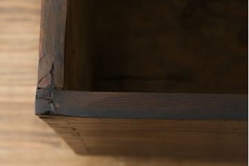 アジアンアンティーク　李朝家具　松材　存在感ある金具と深い色合いが美しい大きなトンケ(銭箱、バンダチ、半閉櫃、収納箱、時代箪笥、李朝箪笥、センターテーブル、ローテーブル、店舗什器)(R-072590)