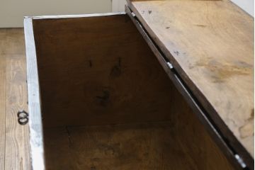 アジアンアンティーク　李朝家具　松材　存在感ある金具と深い色合いが美しい大きなトンケ(銭箱、バンダチ、半閉櫃、収納箱、時代箪笥、李朝箪笥、センターテーブル、ローテーブル、店舗什器)(R-072590)