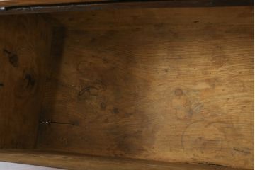 アジアンアンティーク　李朝家具　松材　存在感ある金具と深い色合いが美しい大きなトンケ(銭箱、バンダチ、半閉櫃、収納箱、時代箪笥、李朝箪笥、センターテーブル、ローテーブル、店舗什器)(R-072590)