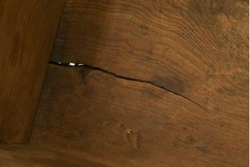 アジアンアンティーク　李朝家具　松材　存在感ある金具と深い色合いが美しい大きなトンケ(銭箱、バンダチ、半閉櫃、収納箱、時代箪笥、李朝箪笥、センターテーブル、ローテーブル、店舗什器)(R-072590)