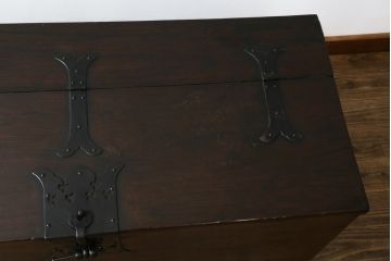 アジアンアンティーク　李朝家具　松材　存在感ある金具と深い色合いが美しい大きなトンケ(銭箱、バンダチ、半閉櫃、収納箱、時代箪笥、李朝箪笥、センターテーブル、ローテーブル、店舗什器)(R-072590)