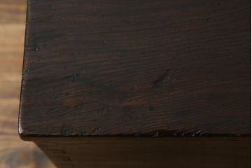 アジアンアンティーク　李朝家具　松材　存在感ある金具と深い色合いが美しい大きなトンケ(銭箱、バンダチ、半閉櫃、収納箱、時代箪笥、李朝箪笥、センターテーブル、ローテーブル、店舗什器)(R-072590)