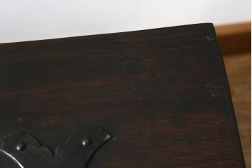 アジアンアンティーク　李朝家具　松材　存在感ある金具と深い色合いが美しい大きなトンケ(銭箱、バンダチ、半閉櫃、収納箱、時代箪笥、李朝箪笥、センターテーブル、ローテーブル、店舗什器)(R-072590)