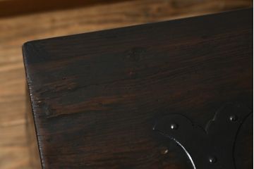 アジアンアンティーク　李朝家具　松材　存在感ある金具と深い色合いが美しい大きなトンケ(銭箱、バンダチ、半閉櫃、収納箱、時代箪笥、李朝箪笥、センターテーブル、ローテーブル、店舗什器)(R-072590)