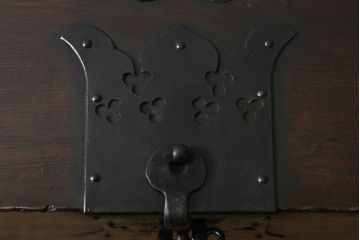 アジアンアンティーク　李朝家具　松材　存在感ある金具と深い色合いが美しい大きなトンケ(銭箱、バンダチ、半閉櫃、収納箱、時代箪笥、李朝箪笥、センターテーブル、ローテーブル、店舗什器)(R-072590)