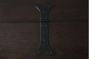 アジアンアンティーク　李朝家具　松材　存在感ある金具と深い色合いが美しい大きなトンケ(銭箱、バンダチ、半閉櫃、収納箱、時代箪笥、李朝箪笥、センターテーブル、ローテーブル、店舗什器)(R-072590)
