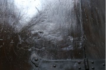 アジアンアンティーク　李朝家具　松材　存在感ある金具と深い色合いが美しい大きなトンケ(銭箱、バンダチ、半閉櫃、収納箱、時代箪笥、李朝箪笥、センターテーブル、ローテーブル、店舗什器)(R-072590)