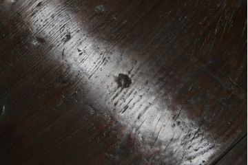 アジアンアンティーク　李朝家具　松材　存在感ある金具と深い色合いが美しい大きなトンケ(銭箱、バンダチ、半閉櫃、収納箱、時代箪笥、李朝箪笥、センターテーブル、ローテーブル、店舗什器)(R-072590)