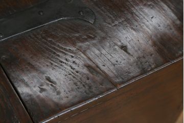 アジアンアンティーク　李朝家具　松材　存在感ある金具と深い色合いが美しい大きなトンケ(銭箱、バンダチ、半閉櫃、収納箱、時代箪笥、李朝箪笥、センターテーブル、ローテーブル、店舗什器)(R-072590)