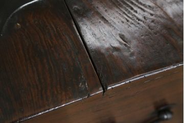アジアンアンティーク　李朝家具　松材　存在感ある金具と深い色合いが美しい大きなトンケ(銭箱、バンダチ、半閉櫃、収納箱、時代箪笥、李朝箪笥、センターテーブル、ローテーブル、店舗什器)(R-072590)