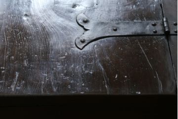 アジアンアンティーク　李朝家具　松材　存在感ある金具と深い色合いが美しい大きなトンケ(銭箱、バンダチ、半閉櫃、収納箱、時代箪笥、李朝箪笥、センターテーブル、ローテーブル、店舗什器)(R-072590)