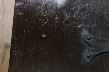 アジアンアンティーク　李朝家具　松材　存在感ある金具と深い色合いが美しい大きなトンケ(銭箱、バンダチ、半閉櫃、収納箱、時代箪笥、李朝箪笥、センターテーブル、ローテーブル、店舗什器)(R-072590)