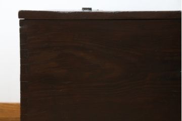 アジアンアンティーク　李朝家具　松材　存在感ある金具と深い色合いが美しい大きなトンケ(銭箱、バンダチ、半閉櫃、収納箱、時代箪笥、李朝箪笥、センターテーブル、ローテーブル、店舗什器)(R-072590)
