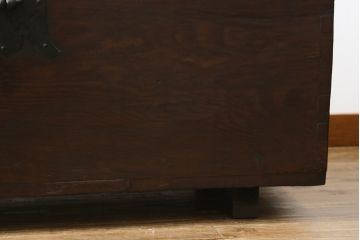 アジアンアンティーク　李朝家具　松材　存在感ある金具と深い色合いが美しい大きなトンケ(銭箱、バンダチ、半閉櫃、収納箱、時代箪笥、李朝箪笥、センターテーブル、ローテーブル、店舗什器)(R-072590)
