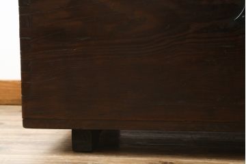 アジアンアンティーク　李朝家具　松材　存在感ある金具と深い色合いが美しい大きなトンケ(銭箱、バンダチ、半閉櫃、収納箱、時代箪笥、李朝箪笥、センターテーブル、ローテーブル、店舗什器)(R-072590)