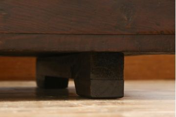 アジアンアンティーク　李朝家具　松材　存在感ある金具と深い色合いが美しい大きなトンケ(銭箱、バンダチ、半閉櫃、収納箱、時代箪笥、李朝箪笥、センターテーブル、ローテーブル、店舗什器)(R-072590)