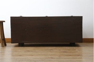 アジアンアンティーク　李朝家具　松材　存在感ある金具と深い色合いが美しい大きなトンケ(銭箱、バンダチ、半閉櫃、収納箱、時代箪笥、李朝箪笥、センターテーブル、ローテーブル、店舗什器)(R-072590)