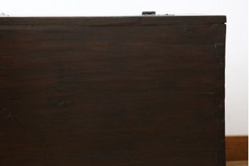 アジアンアンティーク　李朝家具　松材　存在感ある金具と深い色合いが美しい大きなトンケ(銭箱、バンダチ、半閉櫃、収納箱、時代箪笥、李朝箪笥、センターテーブル、ローテーブル、店舗什器)(R-072590)