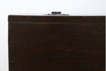 アジアンアンティーク　李朝家具　松材　存在感ある金具と深い色合いが美しい大きなトンケ(銭箱、バンダチ、半閉櫃、収納箱、時代箪笥、李朝箪笥、センターテーブル、ローテーブル、店舗什器)(R-072590)