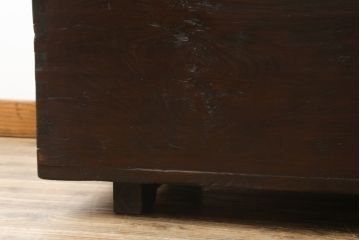 アジアンアンティーク　李朝家具　松材　存在感ある金具と深い色合いが美しい大きなトンケ(銭箱、バンダチ、半閉櫃、収納箱、時代箪笥、李朝箪笥、センターテーブル、ローテーブル、店舗什器)(R-072590)