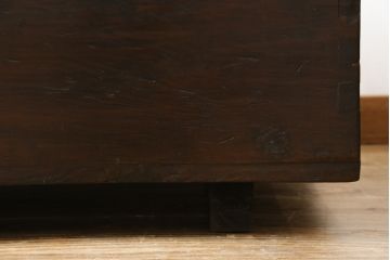 アジアンアンティーク　李朝家具　松材　存在感ある金具と深い色合いが美しい大きなトンケ(銭箱、バンダチ、半閉櫃、収納箱、時代箪笥、李朝箪笥、センターテーブル、ローテーブル、店舗什器)(R-072590)