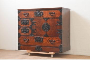 中古　岩谷堂箪笥　黒々とした金具が重厚な雰囲気を高める和タンス(和箪笥、収納箪笥、引き出し、サイドチェスト)(R-072592)