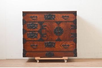 中古　岩谷堂箪笥　黒々とした金具が重厚な雰囲気を高める和タンス(和箪笥、収納箪笥、引き出し、サイドチェスト)(R-072592)