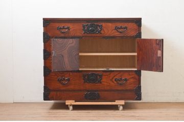 中古　岩谷堂箪笥　黒々とした金具が重厚な雰囲気を高める和タンス(和箪笥、収納箪笥、引き出し、サイドチェスト)(R-072592)
