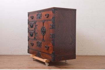 中古　岩谷堂箪笥　黒々とした金具が重厚な雰囲気を高める和タンス(和箪笥、収納箪笥、引き出し、サイドチェスト)(R-072592)