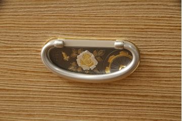 中古　岩手県　国産　職人手造り　美しい金具が目を惹く上品な桐箪笥(胴厚、桐たんす、四方丸、整理タンス、引き出し、チェスト、和箪笥、衣装箪笥、着物箪笥、衣装盆)(R-072594)