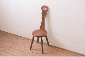 イギリスビンテージ　希少モデル　Old Charm(オールドチャーム)　背面の彫刻と個性的なデザインが素敵なスピニングチェア(スピナーズチェア、板座チェア、ダイニングチェア、椅子、イス、ヴィンテージ、英国)(R-072595)