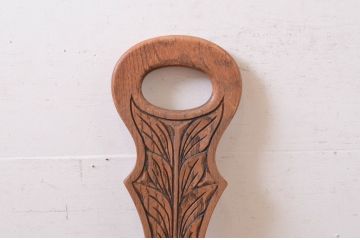 イギリスビンテージ　希少モデル　Old Charm(オールドチャーム)　背面の彫刻と個性的なデザインが素敵なスピニングチェア(スピナーズチェア、板座チェア、ダイニングチェア、椅子、イス、ヴィンテージ、英国)(R-072595)