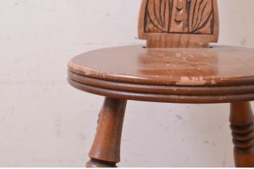 イギリスビンテージ　希少モデル　Old Charm(オールドチャーム)　背面の彫刻と個性的なデザインが素敵なスピニングチェア(スピナーズチェア、板座チェア、ダイニングチェア、椅子、イス、ヴィンテージ、英国)(R-072595)