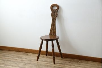 イギリスビンテージ　希少モデル　Old Charm(オールドチャーム)　背面の彫刻と個性的なデザインが素敵なスピニングチェア(スピナーズチェア、板座チェア、ダイニングチェア、椅子、イス、ヴィンテージ、英国)(R-072595)