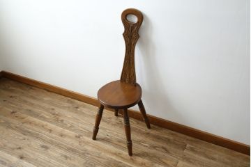 イギリスビンテージ　希少モデル　Old Charm(オールドチャーム)　背面の彫刻と個性的なデザインが素敵なスピニングチェア(スピナーズチェア、板座チェア、ダイニングチェア、椅子、イス、ヴィンテージ、英国)(R-072595)