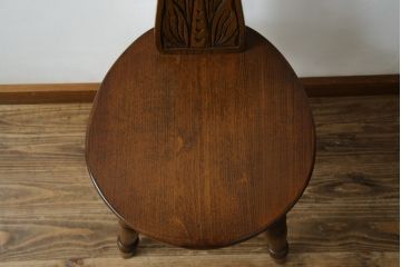 イギリスビンテージ　希少モデル　Old Charm(オールドチャーム)　背面の彫刻と個性的なデザインが素敵なスピニングチェア(スピナーズチェア、板座チェア、ダイニングチェア、椅子、イス、ヴィンテージ、英国)(R-072595)